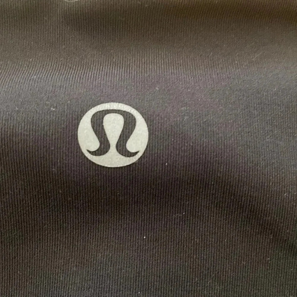 Lululemon sz 4 black crops in excellent pre owned condition - Picture 3 of 4